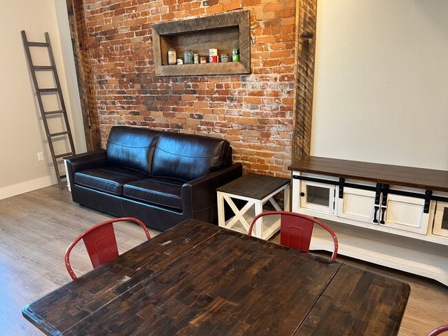 Foto del edificio - Country Financial Insurance Apartments