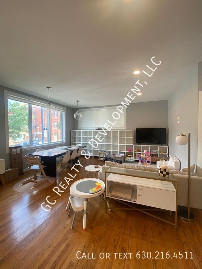Building Photo - 2317 W Armitage Ave