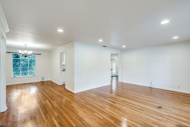 Foto del edificio - TERRELL HILLS 3-BEDROOM, SINGLE STORY