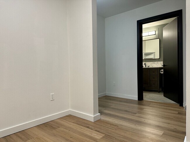 Foto del edificio - Updated 1 bedroom + Den! Parking included!...