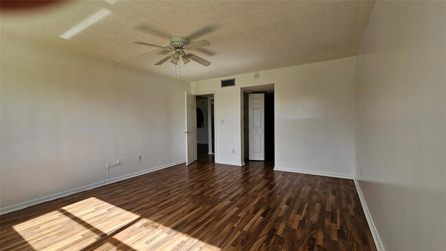 Building Photo - 16171 Blatt Blvd