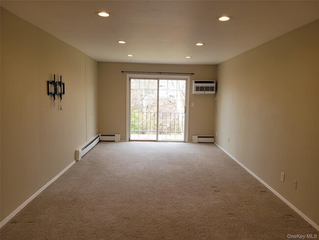 Building Photo - 100 Town House Village