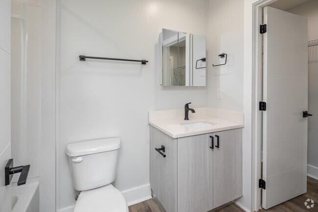 2BR, 2BA - 875SF - Bathroom - The Flats Off Madison