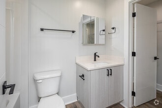 2BR, 2BA - 875SF - Bathroom - The Flats Off Madison