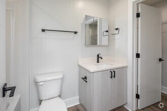 2BR, 2BA - 875SF - Bathroom - The Flats Off Madison