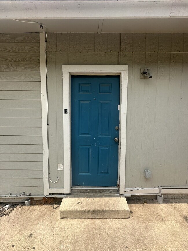 Building Photo - 2 Bedroom 1 bath apartment