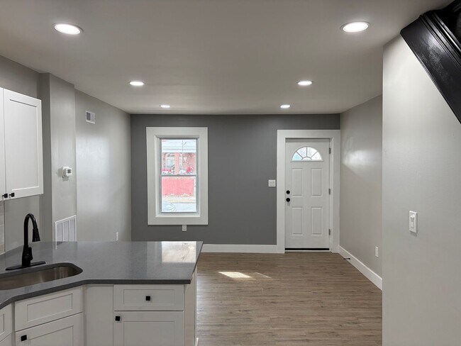 Foto del edificio - Newly Renovated 2- Story Townhome with Front Porch and Back Yard