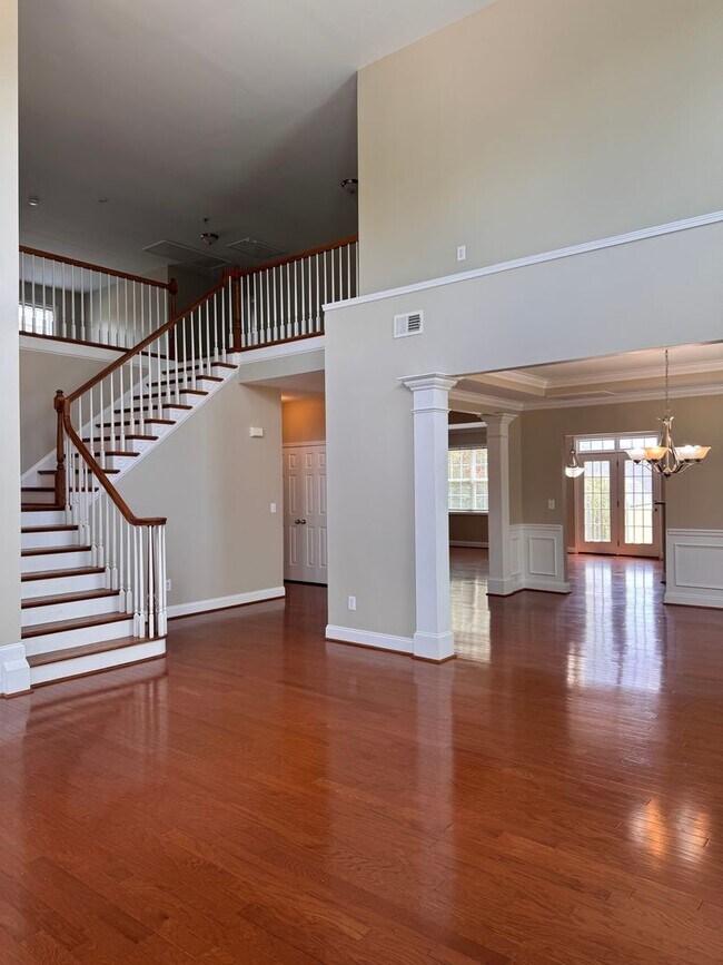 Foto del edificio - Stunning 5 Bedroom 4 Bath Home with 3 Car ...