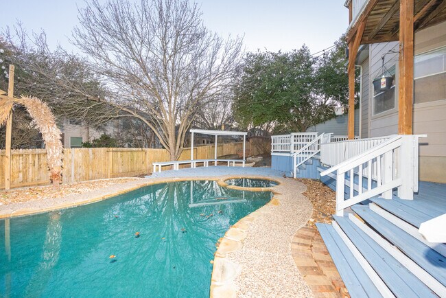 Building Photo - 1506 Crescent Point