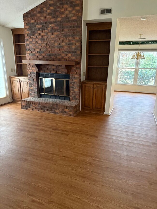 Building Photo - One Level Condo Convenient to Battleground Ave