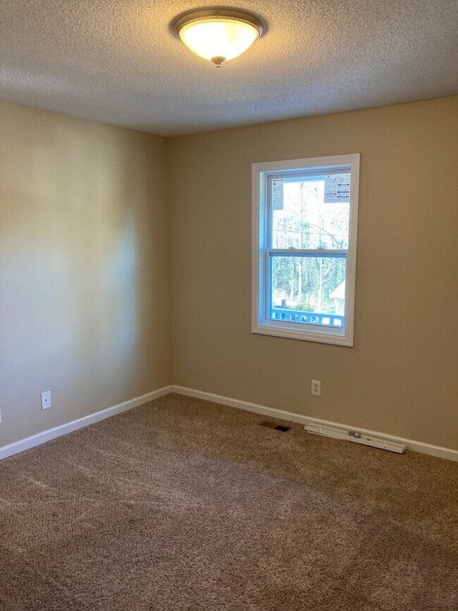 Building Photo - Charming 3 Bedroom Ranch Style Home