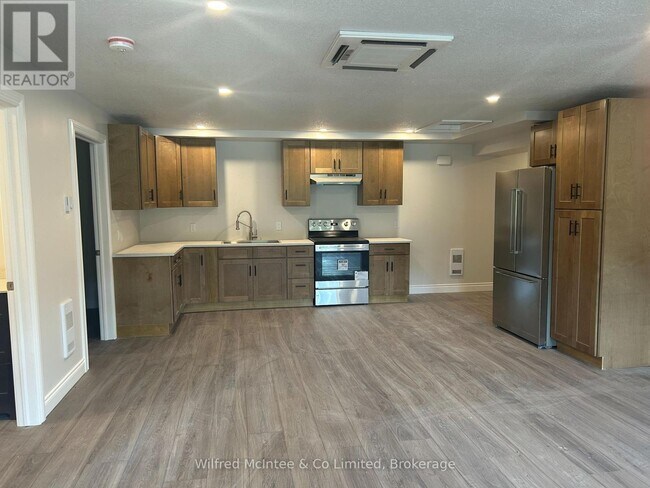 Photo du bâtiment - 380-380 1st Ave N