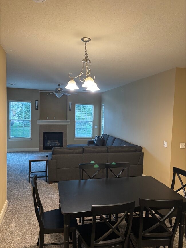 Building Photo - 613 Grandview Ct