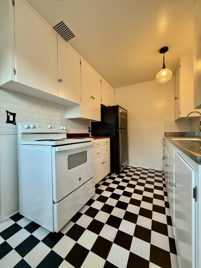 Building Photo - 5560 Village Grn