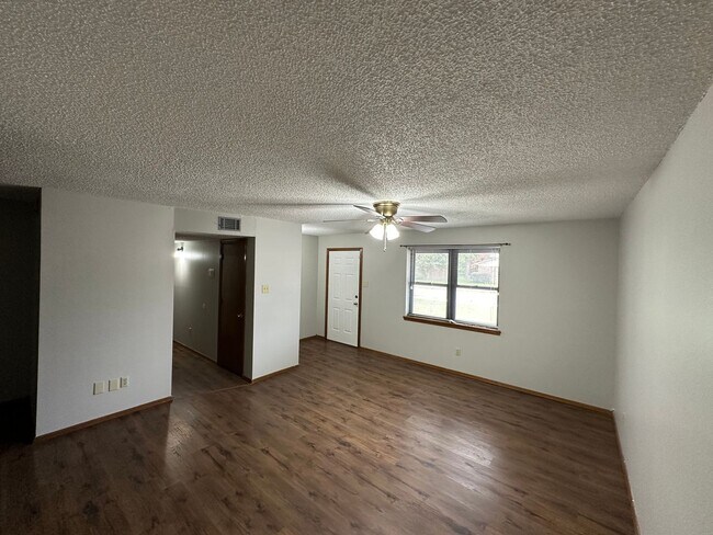 Foto del edificio - Introducing a charming 3-bedroom, 2-bathroom home located in Russellville, AR