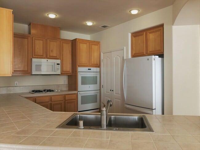 Building Photo - Available Now! 3 Bedroom 2 Bath Spacious H...