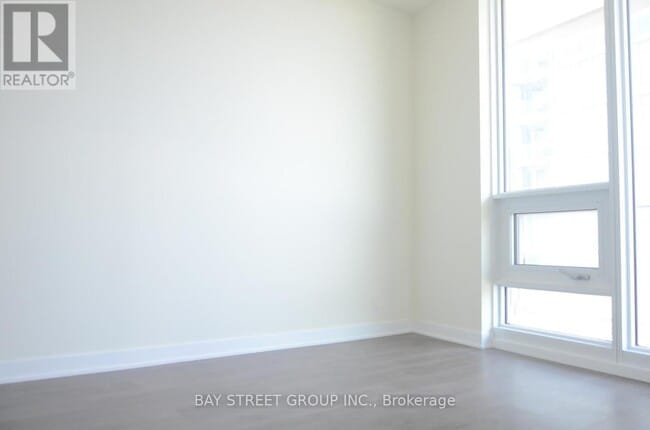 Photo du bâtiment - 2221 Yonge St