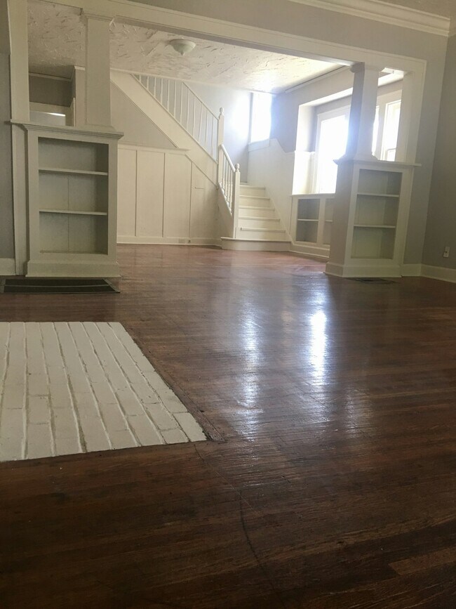 Foto del edificio - 3127 N Kenwood Ave