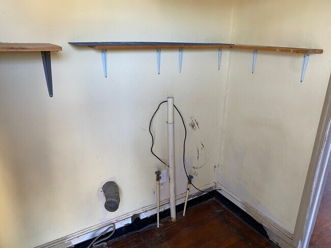 Laundry, Electric (Gas Line Disconnected) - 525 W Frederick St