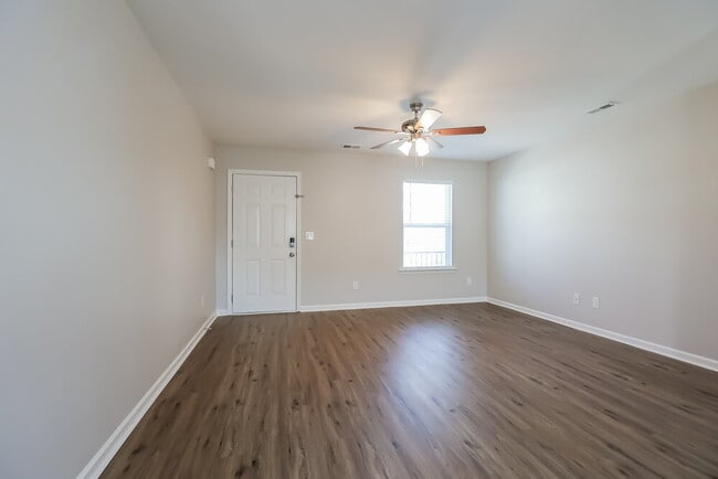 Foto del edificio - 408 Bronson Dr