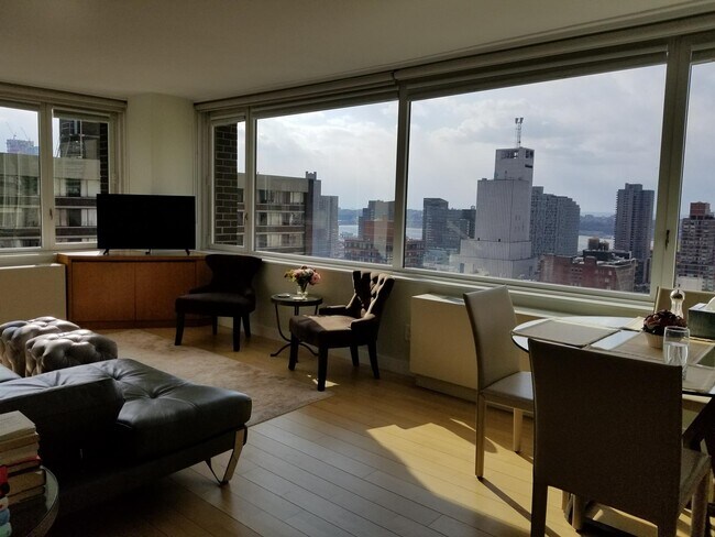Foto del edificio - 322 W 57th St