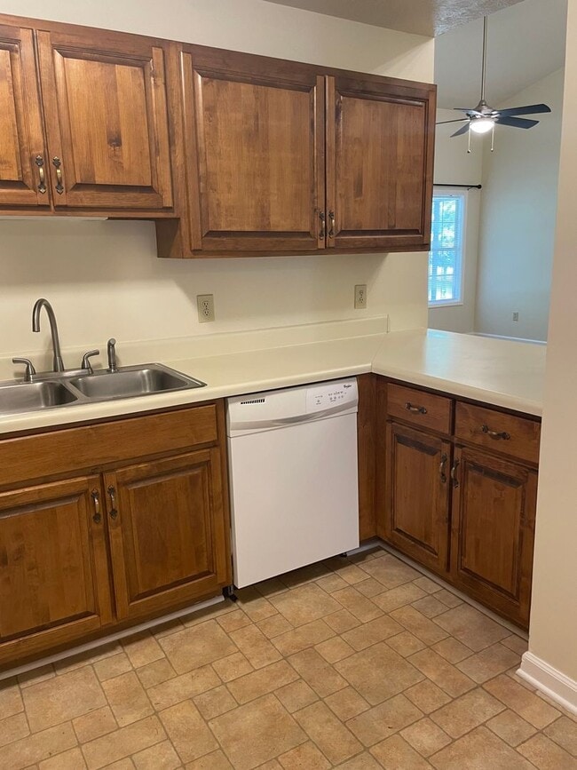 Building Photo - Comfortable 2 Bed / 2 Bath Home with Fenced Yard!