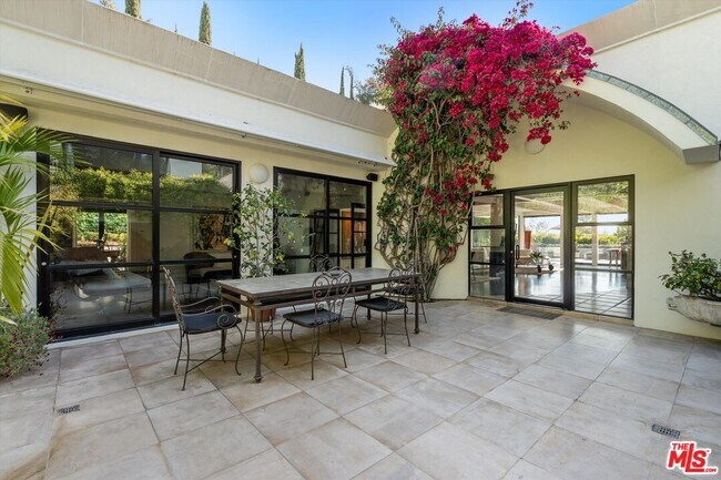 Building Photo - 2328 San Ysidro Dr