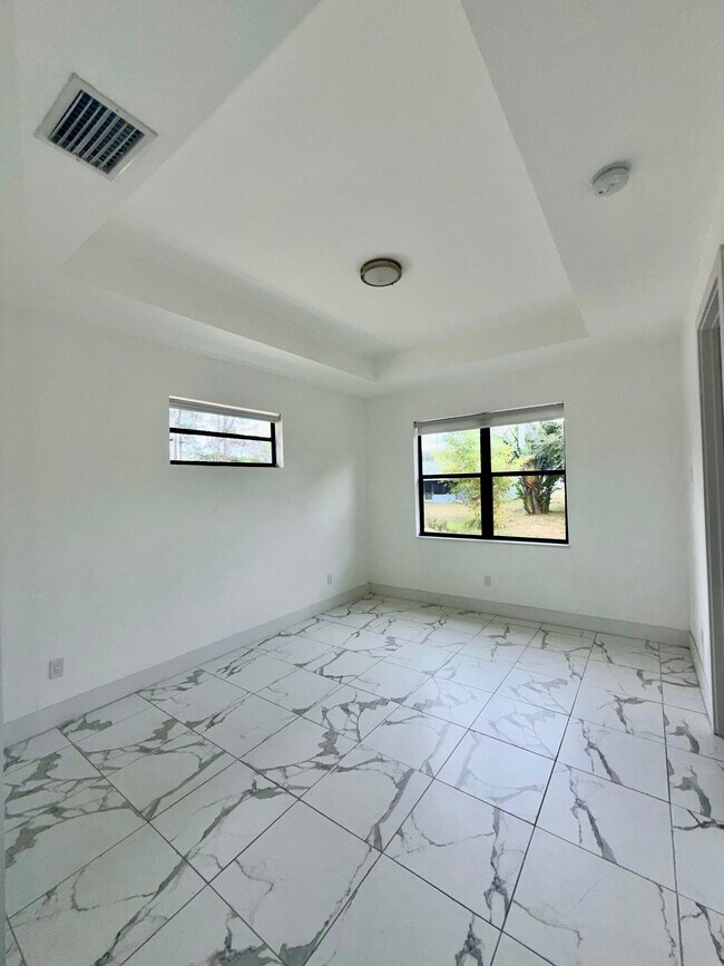 Foto del edificio - 4128 Barbarossa Ave