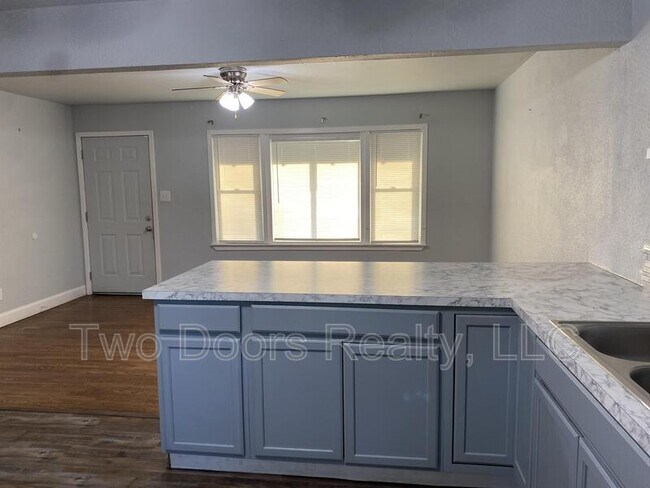 Building Photo - 3512 Woodside Dr