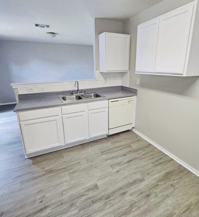 Foto del edificio - Affordable 5 Bedroom Newly Listed