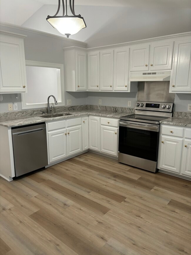 Building Photo - 2049 Briarwood Dr
