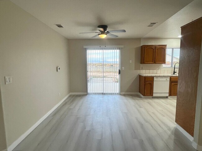 Foto del edificio - 3+2 READY NOW! $1,495.00