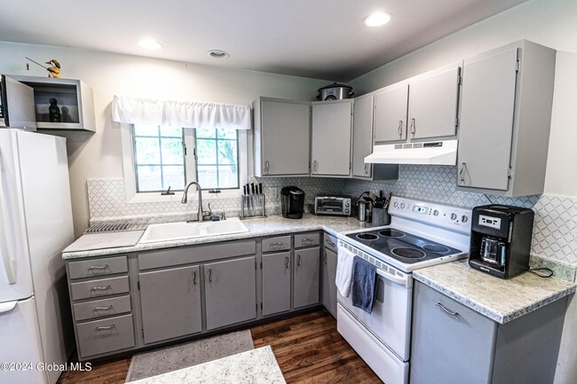 Building Photo - 297 W Circular St