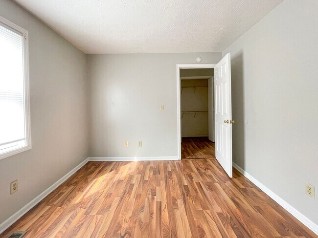 Foto del edificio - 114 E 8th St