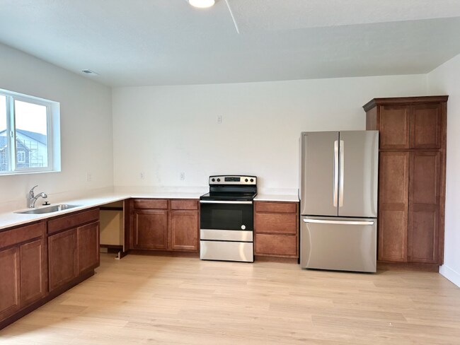 Building Photo - 682 Benedict Dr