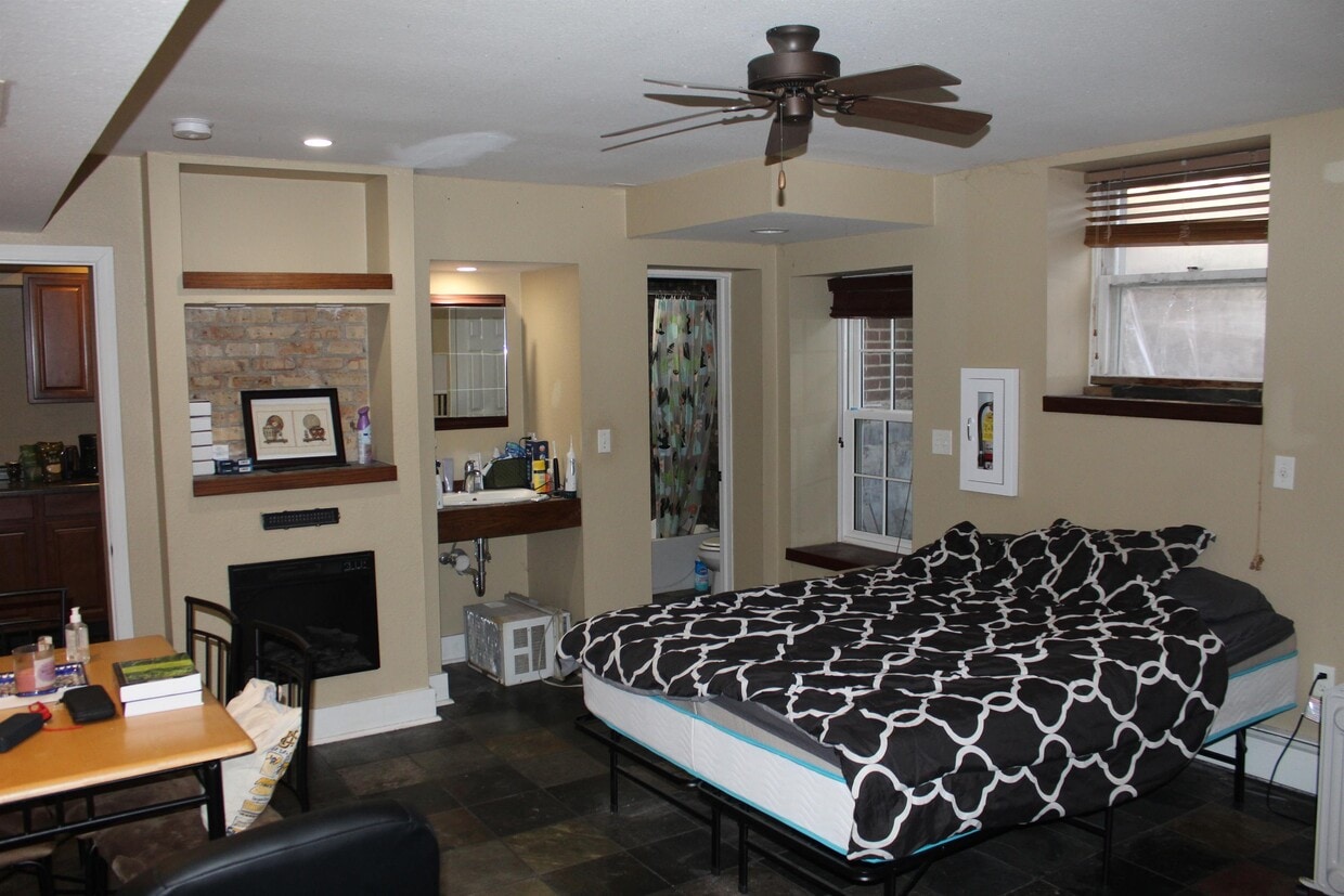 Photo - 932 E College St (Iowa City, IA)