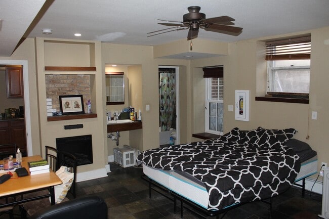 Photo - 932 E College St Townhome