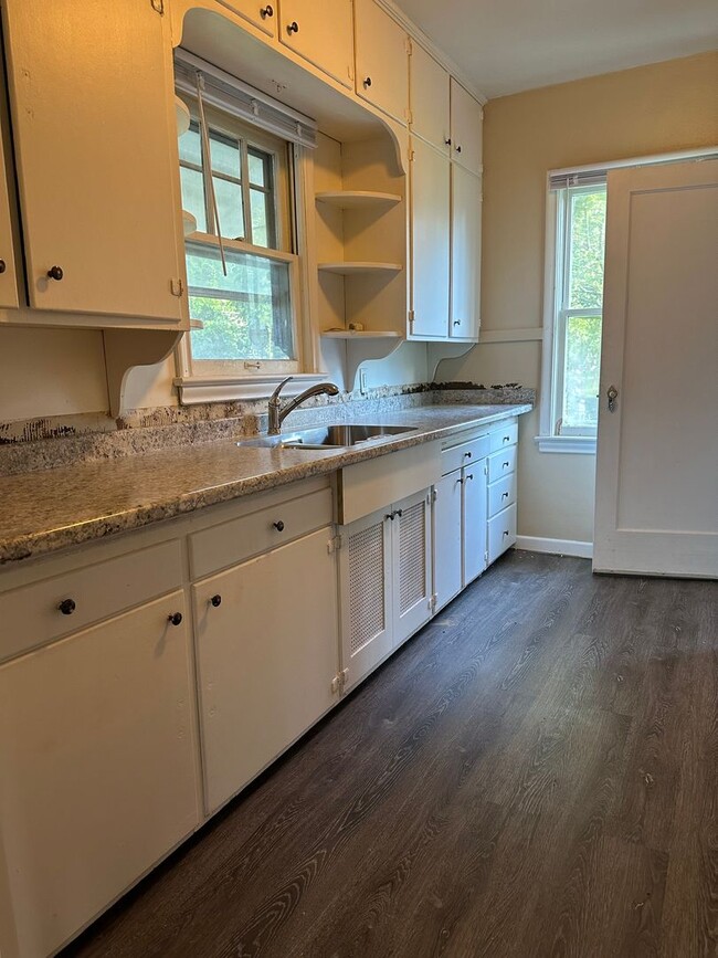 Foto del edificio - Updated 3 Bedroom, 1 Bathroom House- 744 W...