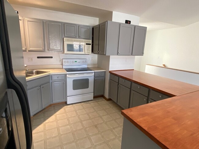 Kitchen - 4707 Twain St