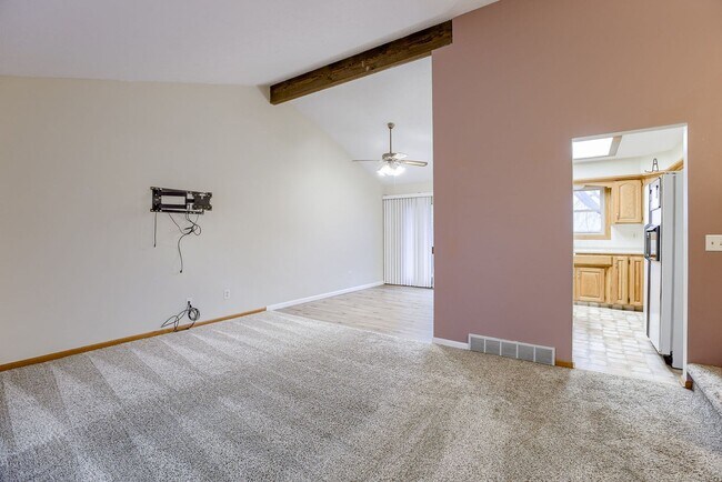 Building Photo - Bellevue 3 Bedroom With Bonus Sunroom!!