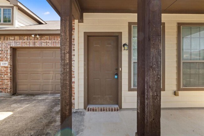 Building Photo - 119 Creekside Villa Dr