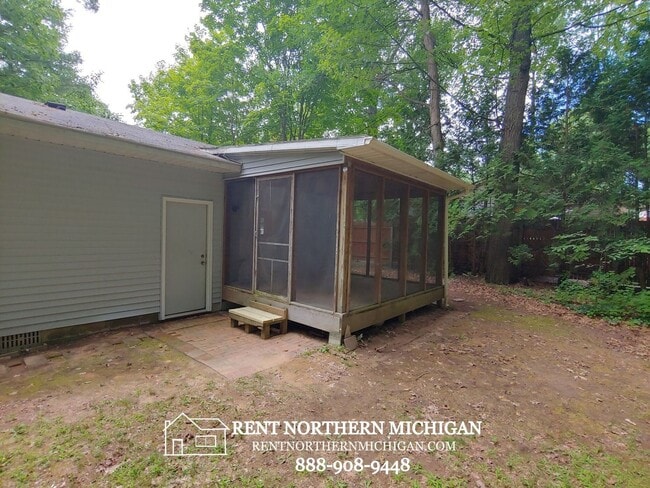 Foto del edificio - 2 bed home in Interlochen!! SHOWINGS DAILY 9:00AM - 4:30PM