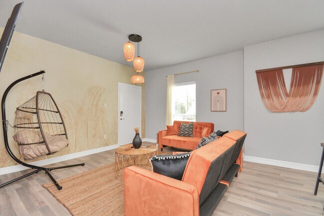 Foto del edificio - 7823 Gladstone St