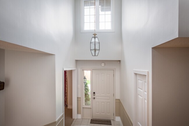 Photo du bâtiment - BEAUTIFULLY KEPT 4 BEDROOM HOME WITH FULLY...