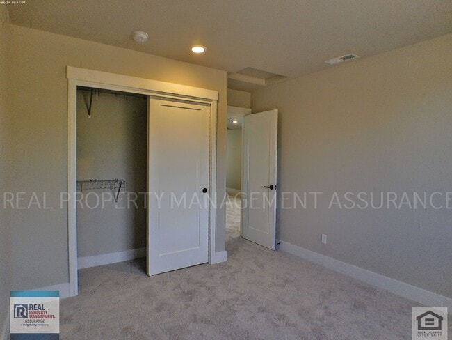 Building Photo - Live in Luxury: Stunning 3-Bed, 2.5-Bath H...