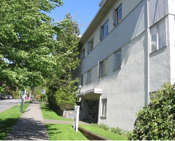 Building Photo - Henry Manor