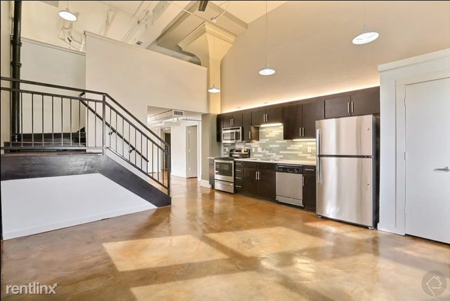 Building Photo - Studio, 1 bath Flat - 2625 Elm St Loft, 867sf