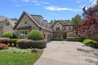 Building Photo - 3813 Lakeside Dr