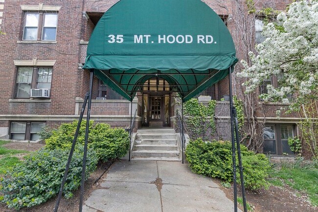 Building Photo - Great 2Br/1Bth apartment. Walk to Green Line, Whole Foods, shops, laundry in building