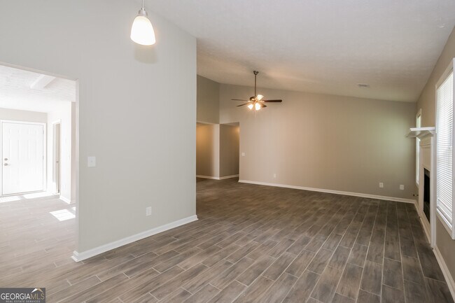 Foto del edificio - 65 Burdell Dr